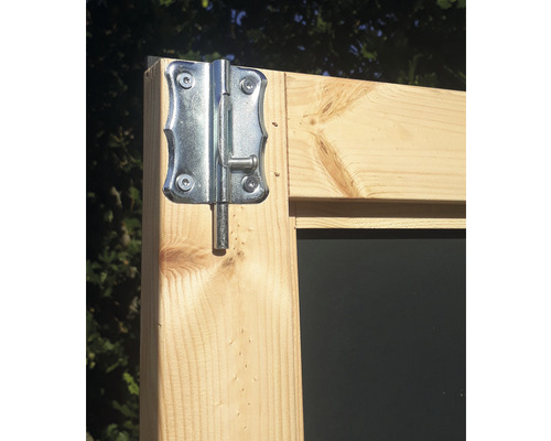 Riegel aus Metall an Holztür befestigt