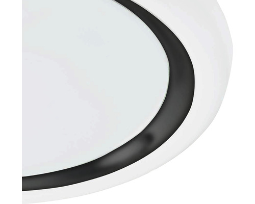 Detailansicht einer Deckenleuchte mit weißem Diffusor und schwarzem Zierring