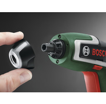 Bosch Logo. Akku-Bohrschrauber mit Exzenteraufsatz wird montiert.