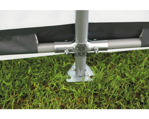 Detailansicht einer Pavillonbefestigung mit Stahlrohr und Bodenbefestigung auf Rasen