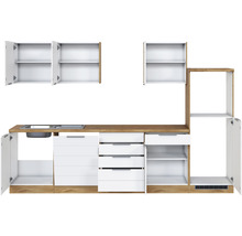 Küchenzeile mit Spüle, Schubladen und Schränken