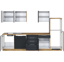 Küchenzeile mit Spüle, Schubladen und offenen Schränken