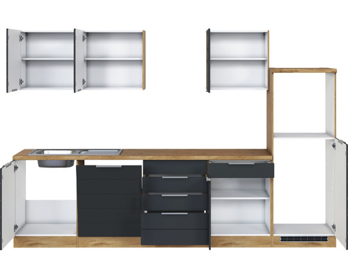 Küchenzeile mit Spüle, Schubladen und offenen Schränken