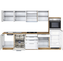 Küchenzeile mit Spüle, Geschirrspüler, Kochfeld, Backofen und Kühlschrank.