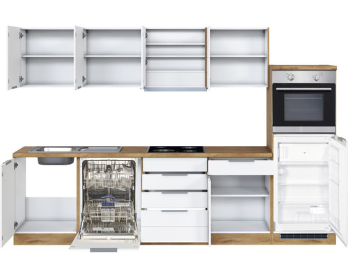 Küchenzeile mit Spüle, Geschirrspüler, Kochfeld, Backofen und Kühlschrank.