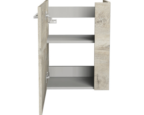 Offener Badezimmerschrank mit zwei Regalböden