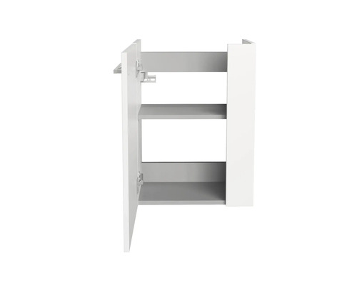 Offener Badezimmerschrank mit Regalen