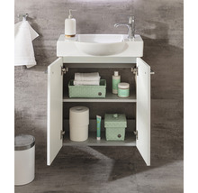 Badezimmer mit Waschbecken, Waschtischunterschrank, Armatur, Seifenspender und Badaccessoires