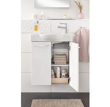 Modernes Badezimmer mit Waschbeckenunterschrank, offenem Schrank und Badaccessoires.