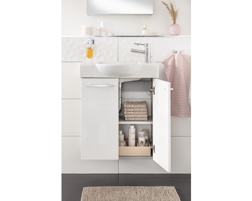 Modernes Badezimmer mit Waschbeckenunterschrank, offenem Schrank und Badaccessoires.