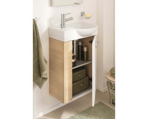 Badezimmer mit Waschbeckenunterschrank, Armatur und offenem Schrank