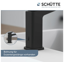 Schütte Logo. Schwarze Waschtischarmatur mit Bohrung für Exzentergestänge.
