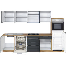 Küchenzeile mit Spüle, Geschirrspüler, Herd, Backofen, Kühlschrank und Schränken