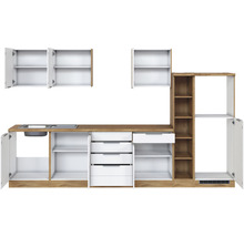 Küchenzeile mit Spüle, Schubladen und offenen Schränken