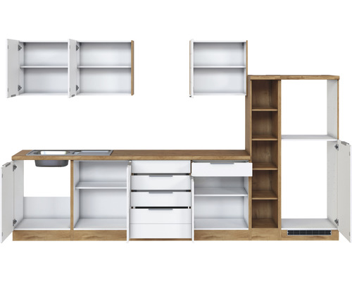 Küchenzeile mit Spüle, Schubladen und offenen Schränken