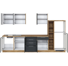 Küchenzeile mit Spüle, Schubladen und offenen Fächern