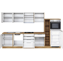 Küchenzeile mit Spüle, Kochfeld, Backofen und Kühlschrank