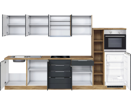 Komplette Küche mit Hängeschränken, Spüle, Kochfeld, Schubladen, Regalen, Backofen und Kühlschrank