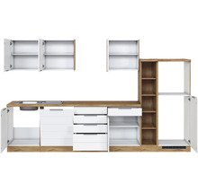 Küchenzeile mit Spüle, Schubladen und Schränken