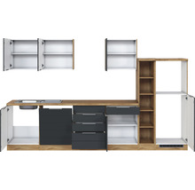 Küchenzeile mit Spüle, Schubladen und Regalen