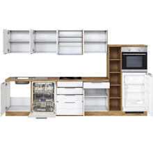 Küchenzeile mit Spüle, Geschirrspüler, Kochfeld, Backofen und Kühlschrank