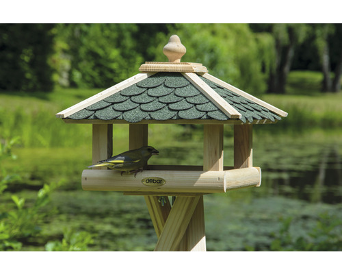 Holz-Vogelhaus mit grünem Dach und Vogel