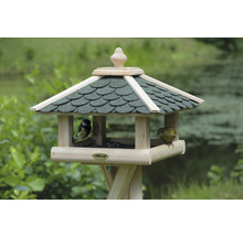 Vogelhaus aus Holz mit grünem Dach und zwei Vögeln