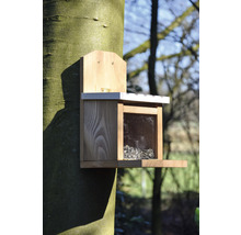 Vogelhaus aus Holz mit Vogelfutter am Baum
