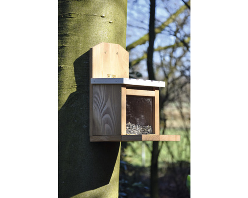 Vogelhaus aus Holz mit Vogelfutter am Baum