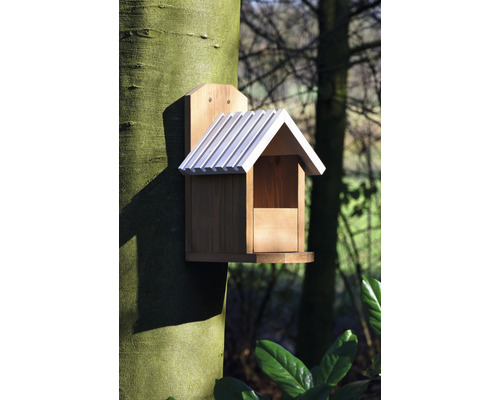 Vogelhaus aus Holz an einem Baum befestigt