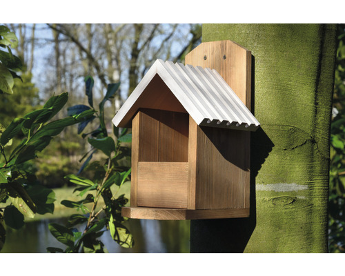 Holzvogelhaus mit Metalldach an einem Baum