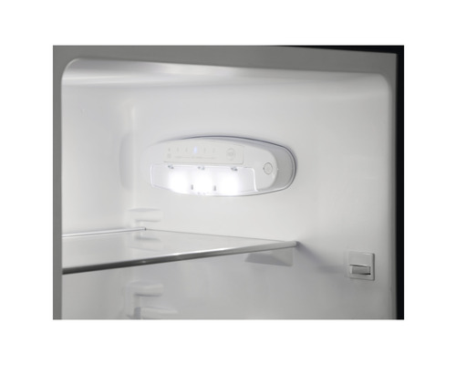 Innenraum eines Kühlschranks mit LED-Beleuchtung und Glasregal