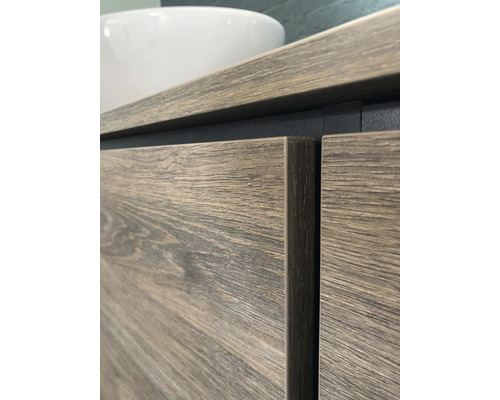 Detailaufnahme eines Waschtischunterschranks mit Holzoptik