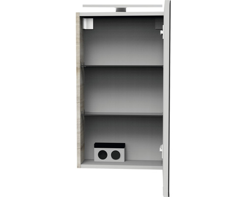 Offener Badezimmerschrank mit Regalen zur Aufbewahrung