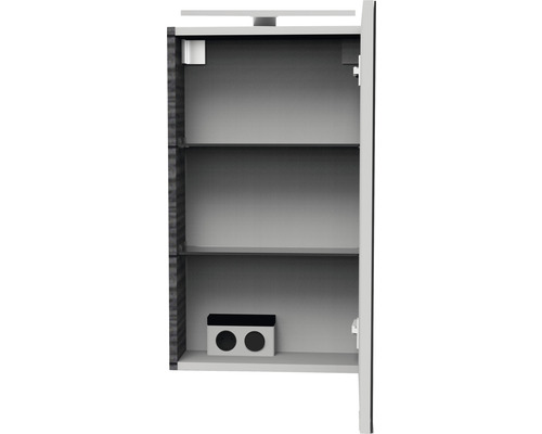 Geöffneter Spiegelschrank mit Regalböden zur Badezimmeraufbewahrung