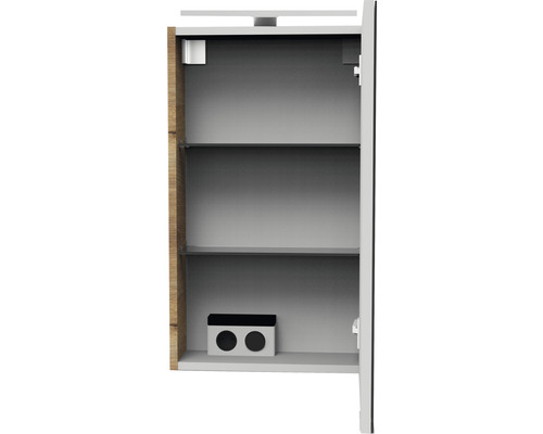 Offener Badezimmerschrank mit Regalböden