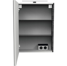 Geöffneter Spiegelschrank mit Einlegeböden für das Badezimmer