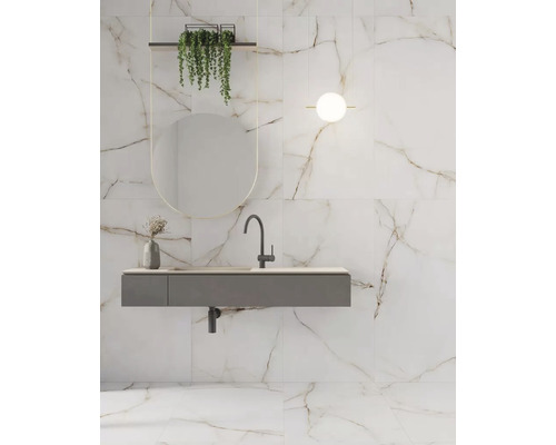 Modernes Badezimmer mit Wand- und Bodenfliesen in Marmoroptik, Waschtisch mit Spiegel und Beleuchtung.