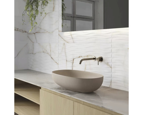 Badezimmer mit Waschtisch, Aufsatzwaschbecken und Wandfliesen in Marmoroptik