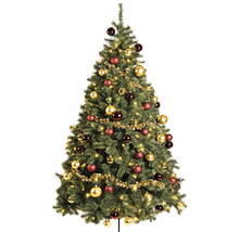Geschmückter Weihnachtsbaum mit Christbaumkugeln und Lichterkette