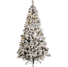 Verschneiter künstlicher Weihnachtsbaum mit Christbaumkugeln und Lichtern