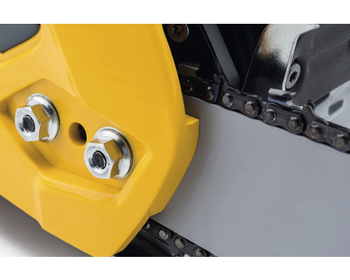 Detailaufnahme einer Kettensäge mit gelbem Gehäuse und Kette