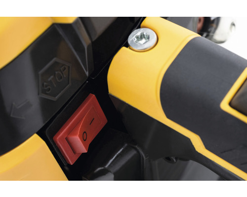 Detailansicht eines roten Schalters mit den Markierungen 1 und 0 sowie einem Stop-Symbol auf einem schwarzen und gelben Gerät