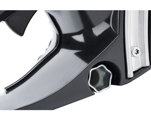 Detailansicht einer Motorsäge mit Montageloch