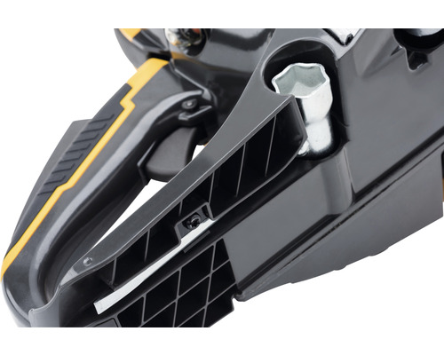 Detailansicht einer Kettensäge mit Griff