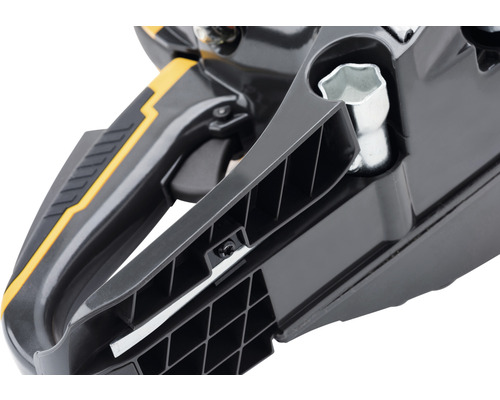 Detailaufnahme einer Kettensäge mit Griff und Werkzeug