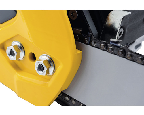 Detailaufnahme einer Kettensäge mit Führungsschiene und Kettenradabdeckung