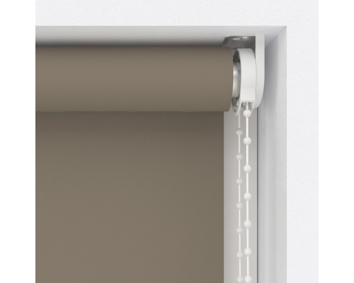 Braunes Rollo mit Kettenzug im Fensterrahmen