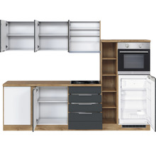 Küchenzeile mit Hängeschränken, Schubladen, Kochfeld, Backofen und Kühlschrank