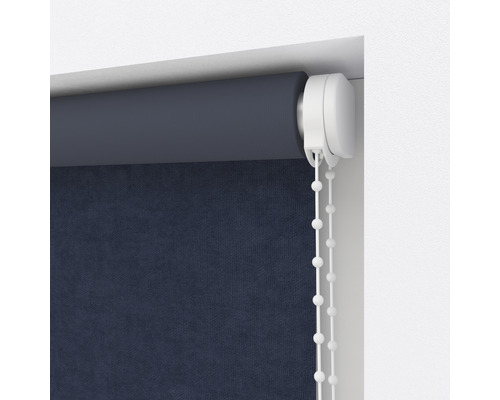 Dunkelblaues Rollo mit Kettenzug am Fenster